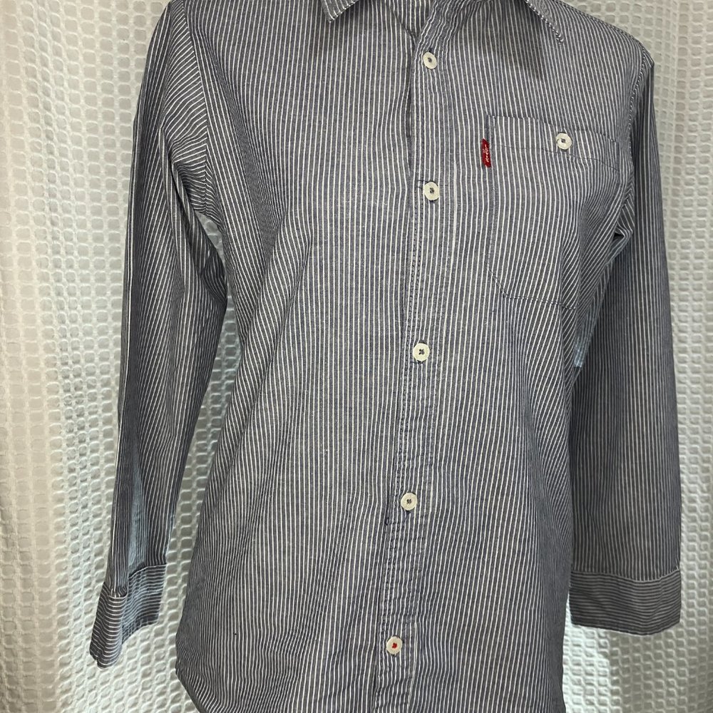 LEVIS Long Sleeve Blue and White Pinstripe Button up shirt Size 10-12 years.